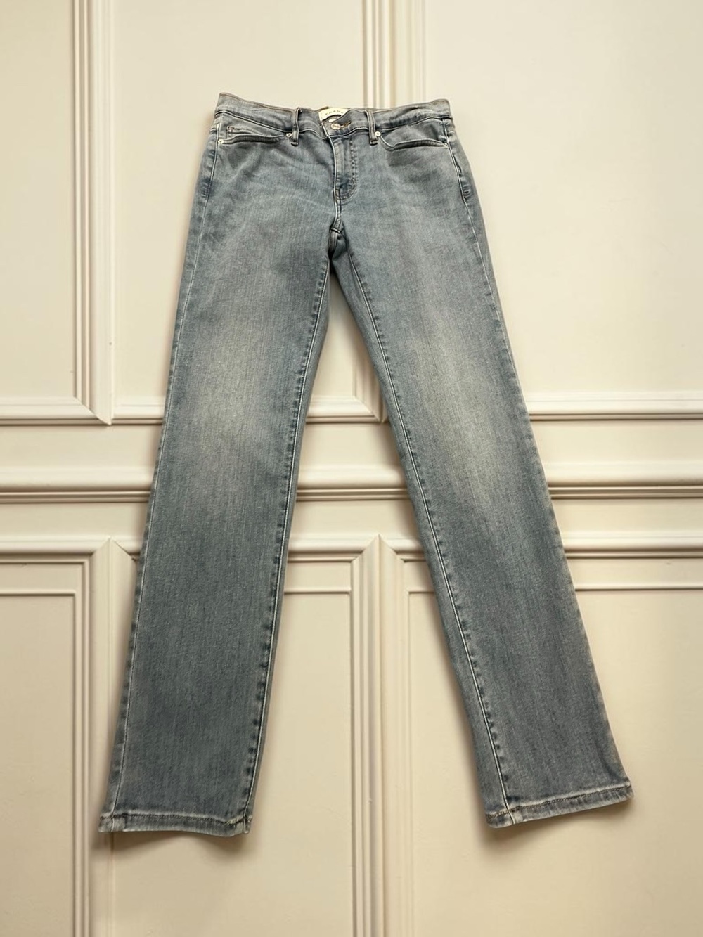 Frame Straight Leg Slim / Skinny Fit Jeans.
With Stretch. Size: 27